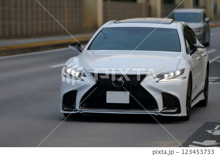 白い高級セダン　イメージ 123453733