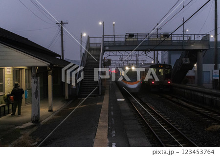 霧の中の無人駅 霧の中の無人駅 123453764
