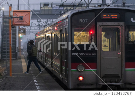 霧の中の無人駅 123453767