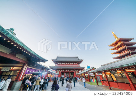 「東京都」宝蔵門の風景・浅草浅草寺 123454009