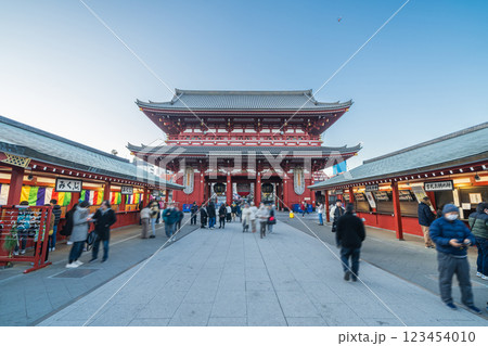 「東京都」宝蔵門の風景・浅草浅草寺 123454010