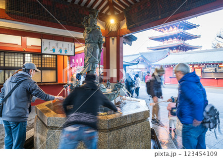 「東京都」浅草寺のお水舎の風景　浅草浅草寺 123454109