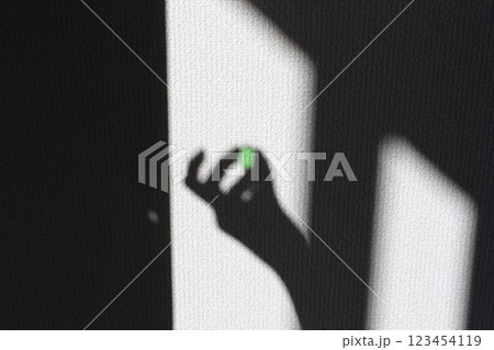 緑のプリズムを持つ手 緑のプリズムを持つ手 123454119