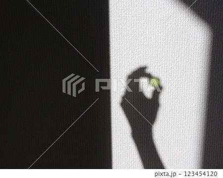 黄色のプリズムを持つ手 黄色のプリズムを持つ手 123454120