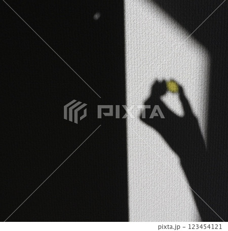 黄色のプリズムを持つ手 黄色のプリズムを持つ手 123454121