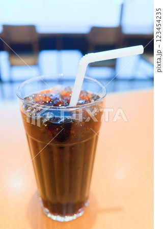 涼を楽しむキンキンに冷えたアイスコーヒー 123454235