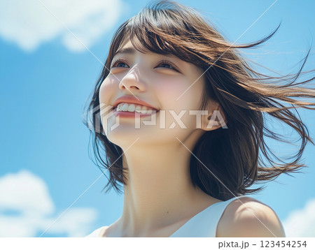 青空とショートボブの女性 青空とショートボブの女性 123454254