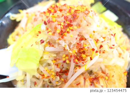 唐辛子たっぷり！激辛二郎系ラーメンの迫力 123454475