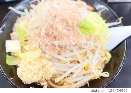 背脂たっぷり!ニンニクマシマシ二郎系ラーメンの迫力 背脂たっぷり!ニンニクマシマシ二郎系ラーメンの迫力 123454495