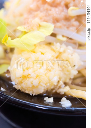 二郎系ラーメンに入ったたっぷりの刻みニンニク 123454504
