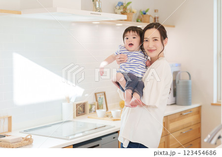 キッチンにいるママと子供 123454686