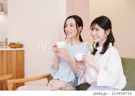 女子会をするミドル女性 123454718