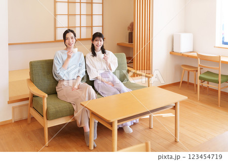 女子会をするミドル女性 123454719