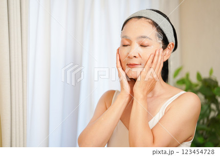 パックをする女性 パックをする女性 123454728