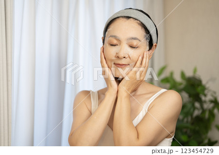 パックをする女性 パックをする女性 123454729