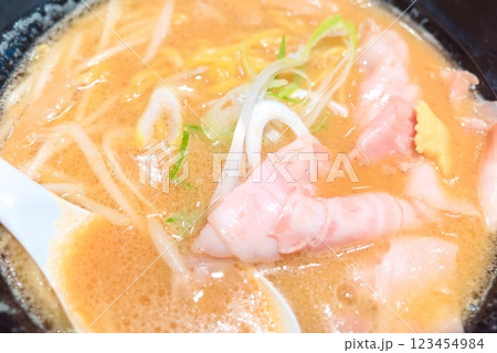 チャーシューで彩るちじれ麺が美味しい味噌ラーメン チャーシューで彩るちじれ麺が美味しい味噌ラーメン 123454984