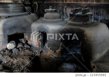 昔のかまど（竈） 123455091