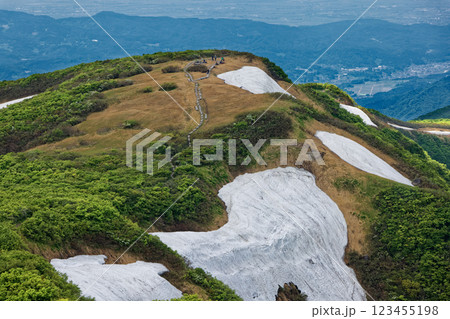 初夏の守門岳山頂から見る青雲岳と長岡方面の街並み 123455198