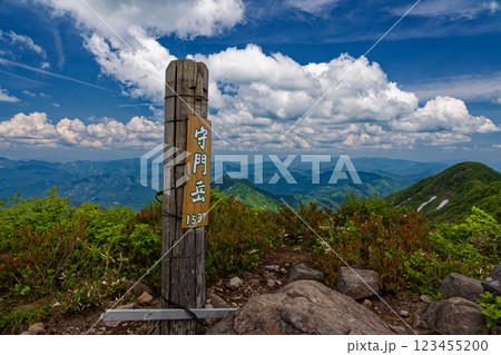 初夏の守門岳山頂から見る只見方面の山並み 初夏の守門岳山頂から見る只見方面の山並み 123455200