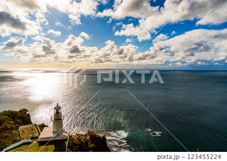 地球岬展望台から眺める灯台と海と空 123455224
