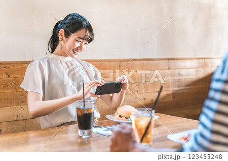 カフェ・レストランにデートできたスマホで料理を撮影するカップルのアジア人の男女 カフェ・レストランにデートできたスマホで料理を撮影するカップルのアジア人の男女 123455248