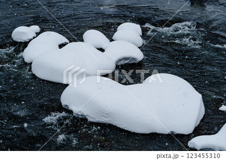 雪の積もった川 石に積もる雪帽子　d-2 低彩度高コントラスト 123455310