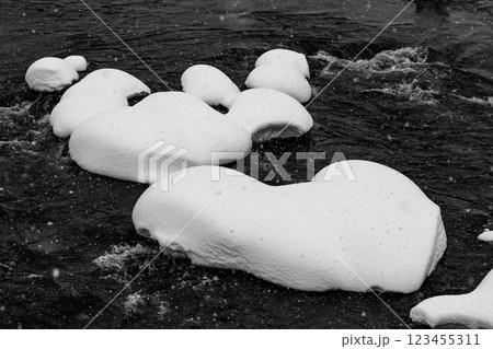 雪の積もった川 石に積もる雪帽子　d-3 モノクロ 123455311