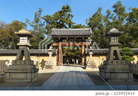 全国えびす神社の総本社、兵庫県西宮市の西宮神社:南門の全景 全国えびす神社の総本社、兵庫県西宮市の西宮神社:南門の全景 123455414