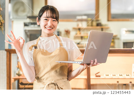 カフェ・レストランで働く女性スタッフ（ネット通販・ネット販売・通信販売） 123455443
