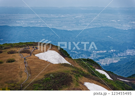 初夏の守門岳山頂から見る青雲岳と長岡方面の街並み 123455495