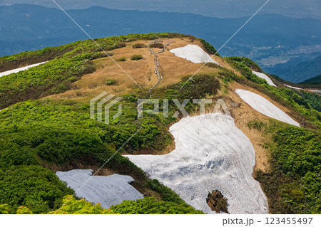 初夏の守門岳山頂から見る青雲岳と長岡方面の街並み 123455497