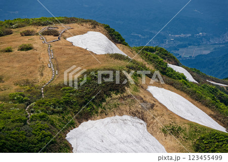 初夏の守門岳山頂から見る青雲岳と長岡方面の街並み 123455499