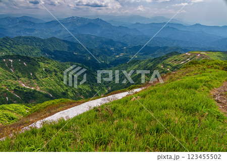 初夏の守門岳山頂から未丈ヶ岳・越後三山の眺め 初夏の守門岳山頂から未丈ヶ岳・越後三山の眺め 123455502