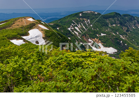 初夏の守門岳山頂から見る青雲岳と新潟方面の山並み 初夏の守門岳山頂から見る青雲岳と新潟方面の山並み 123455505