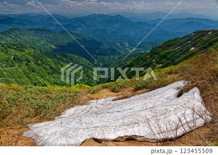 初夏の守門岳稜線から見る未丈ヶ岳・越後三山の眺め 123455509