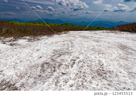 初夏の守門岳稜線の雪渓と未丈ヶ岳・越後三山の眺め 初夏の守門岳稜線の雪渓と未丈ヶ岳・越後三山の眺め 123455513