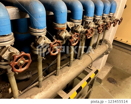 機械室に並ぶ配管とバルブ 機械室に並ぶ配管とバルブ 123455514