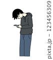 スマホを見ている男性の首がスマホ首になっている絵 123456309