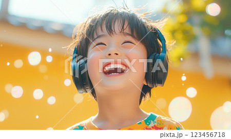 ヘッドフォンを付けて楽しそうな男の子の笑顔 123456718