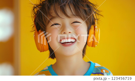 ヘッドフォンを付けて楽しそうな男の子の笑顔 123456719