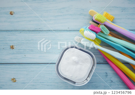 Natural teeth whitening method using baking soda and charcoal 123456796