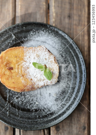 ハチミツをかけたフランスパンのフレンチトースト ハチミツをかけたフランスパンのフレンチトースト 123456993