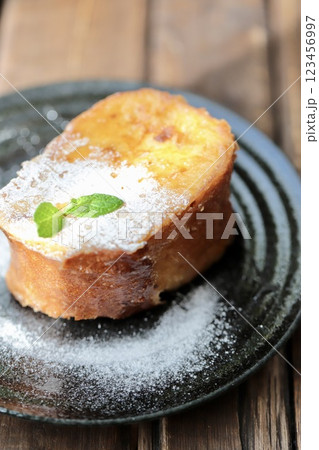 ハチミツをかけたフランスパンのフレンチトースト 123456997