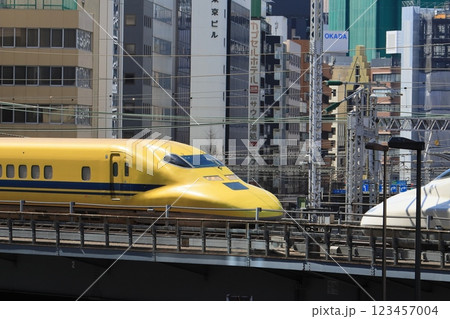 都心を走るドクターイエロー 新幹線電気軌道総合試験車 都心を走るドクターイエロー 新幹線電気軌道総合試験車 123457004