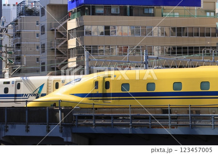 都心を走るドクターイエロー 新幹線電気軌道総合試験車 都心を走るドクターイエロー 新幹線電気軌道総合試験車 123457005
