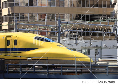 都心を走るドクターイエロー　新幹線電気軌道総合試験車 123457006