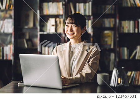 書斎・執務室・社長室にいるアジア人女性ビジネスウーマン（弁護士・役員・教授・法律事務所） 123457031