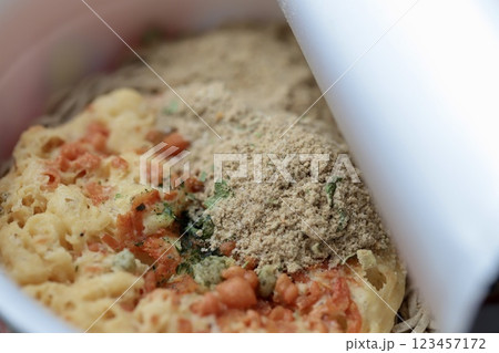 お湯を入れる前の天ぷら蕎麦のカップ麺 インスタント食品 お湯を入れる前の天ぷら蕎麦のカップ麺 インスタント食品 123457172