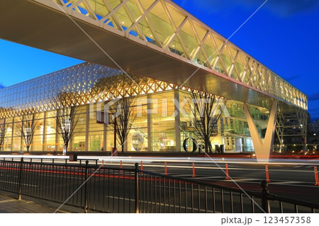 夕暮れの大分県立美術館（大分市） 123457358