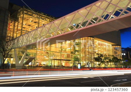 夕暮れの大分県立総合文化センター 夕暮れの大分県立総合文化センター 123457360